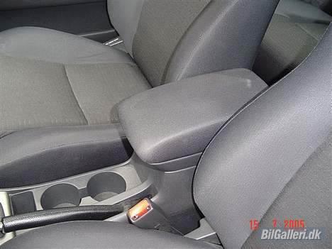 Toyota Corolla T Sport - Midterkonsol med 2 rum (adskilt) og indbygget CD-holder. billede 15