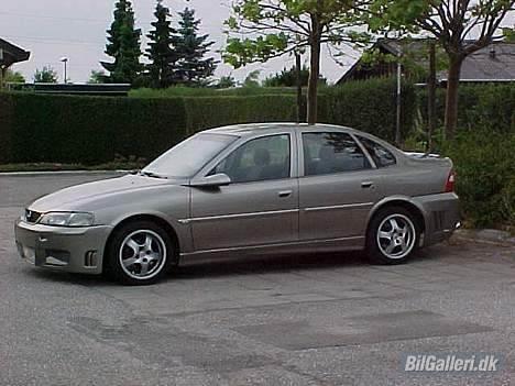 Opel Vectra B ***solgt*** - Så er jeg tilbage fra maleren! hvad syntes i? den er ikke helt færdig men næsten... billede 6