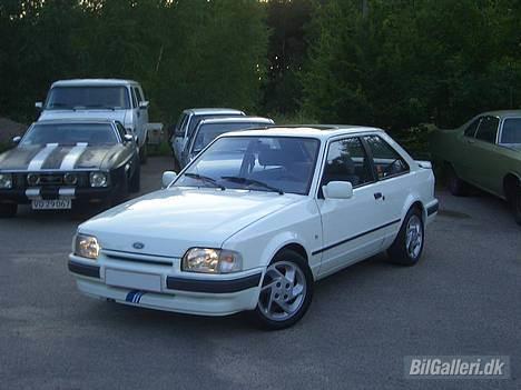 Ford Escort "Sport" - Det lille "Escort Sport" er 100% unikt, ligeledes de tre racerstriber. billede 1