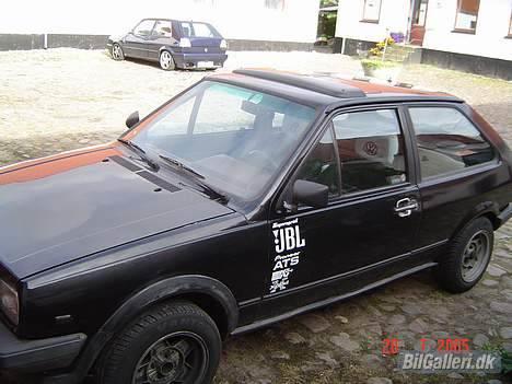 VW Polo Coupe SOLGT - Forfælgene er desværre meget beskidte... Min Bror´s Golf i baggrunden...! billede 12