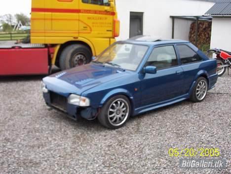 Ford Escort totalskadet billede 8
