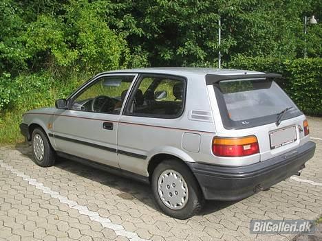 Toyota Corolla XL 1.3 (solgt) - Solbadning tæt ved Ishøj strand billede 4