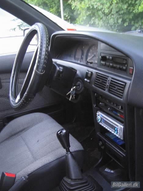 Toyota Corolla XL 1.3 (solgt) - Indefra - oversigt med rat, instrumentbræt osv. billede 7