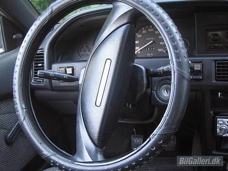 Toyota Corolla XL 1.3 (solgt) - Chaffør udsigt, rat og speedometer. billede 8