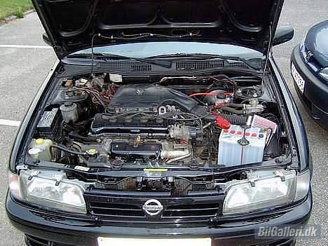 Nissan Primera eGT  !!!SOLGT!!! - Har købt nyt batteri, som kan holde til anlægget:) Den gamle (her på billedet) bulede her til sidst.. billede 2