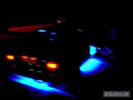 Nissan Primera eGT  !!!SOLGT!!! - Det blå undervognslys.. Det blå lys ved fødderne foran kan også ses.. billede 7