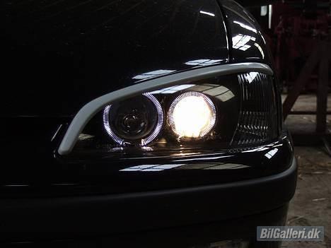 Peugeot 106 (Solgt) - Øjenskyggerne er kun sat løst på da de lige skal have en gang lak før de bliver monteret billede 4