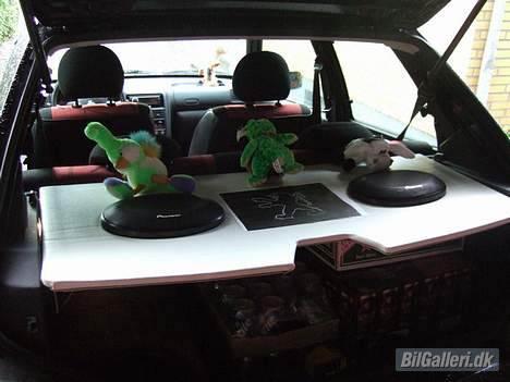 Peugeot 106 (Solgt) - Hattelyden er en spånplade beklædt med syntetisk læder billede 12