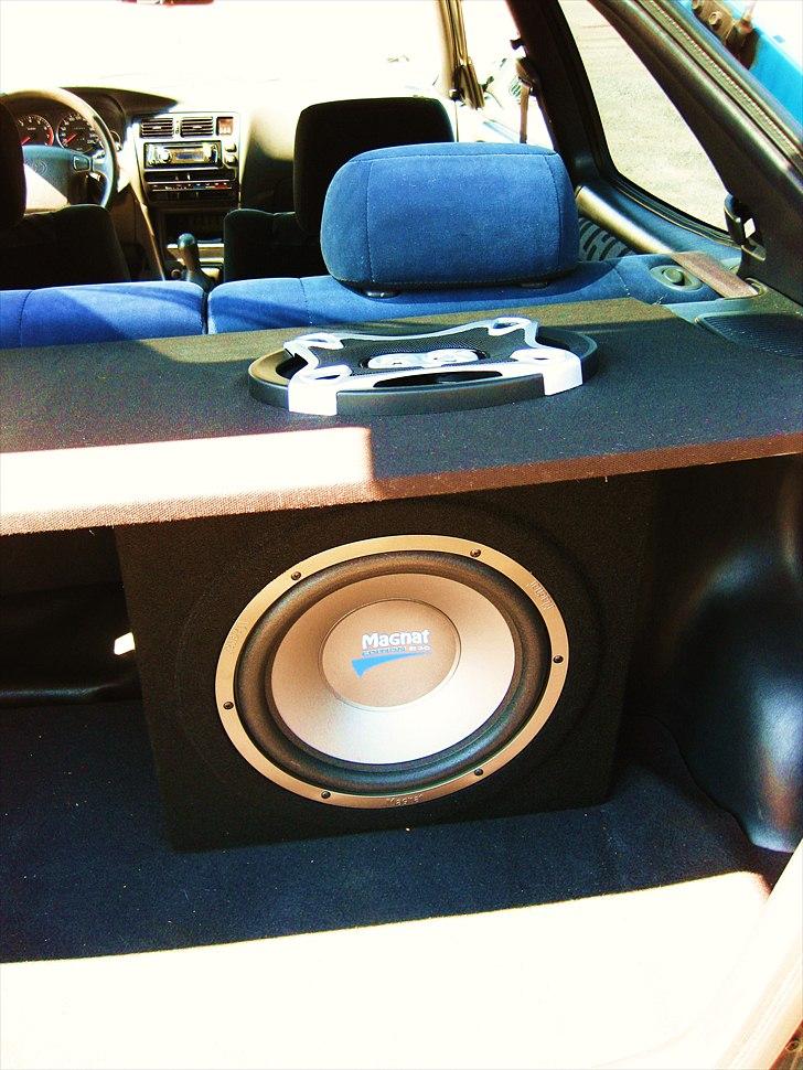 Toyota Corolla Galla - JBL 6x9 højttalere og en 12" magnat subwoofer, hvor der gemmer sig en bette forstærker et sted.. hvem ved? billede 20