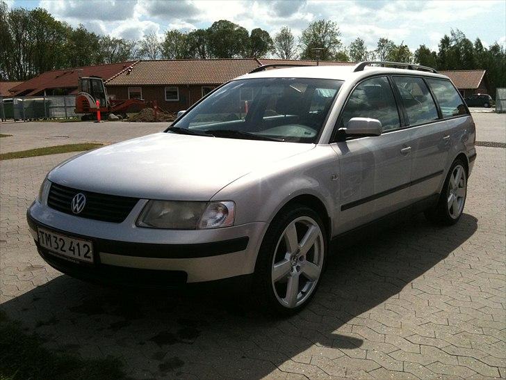 VW Passat 1,8 T Variant - Ja jeg ved den, den er høj og morfar agtig, den kommer ned hurtigst muligt billede 2