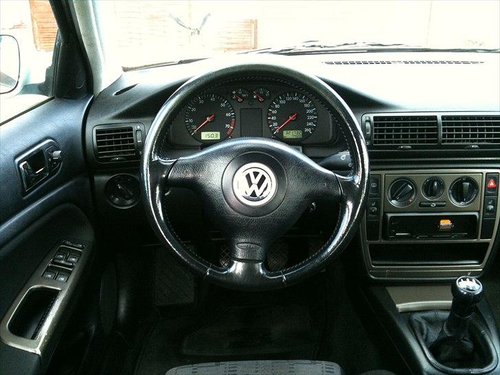 VW Passat 1,8 T Variant - Læderrat, knop og håndbremse, det er nu lækkert at køre med billede 6