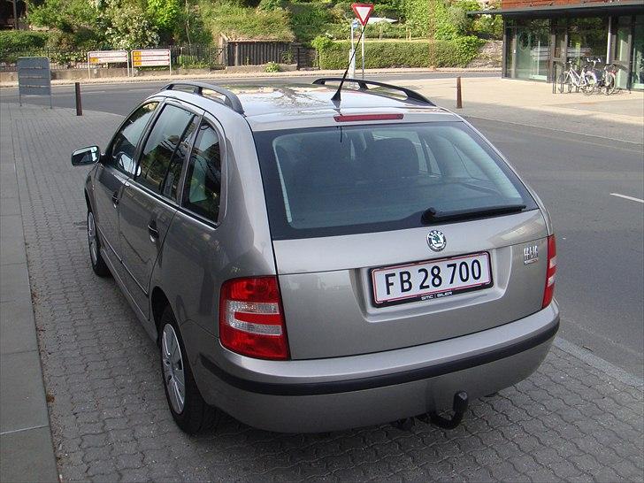 Skoda Fabia 1,9TDI Ambien Combi - Faceliftet klarglas-lygter og rundere kofangere. billede 4