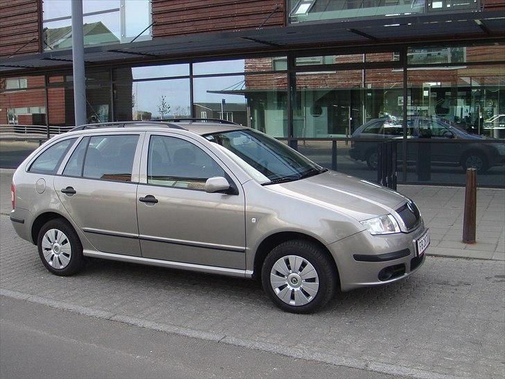 Skoda Fabia 1,9TDI Ambien Combi - Personligt sys jeg, at farven Cappuccino Beige fremstår virkelig flot. billede 5