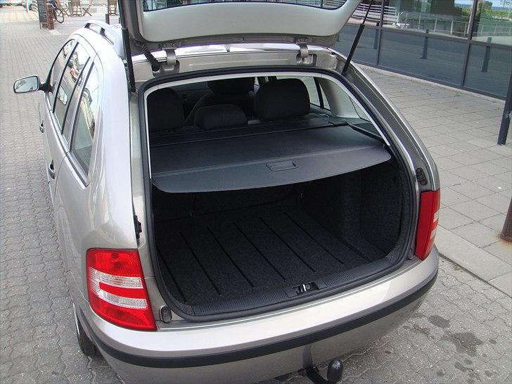 Skoda Fabia 1,9TDI Ambien Combi - Bagagerumsdækken med opbevaringsrum i, samt 12V udtag i bagagerum. billede 17