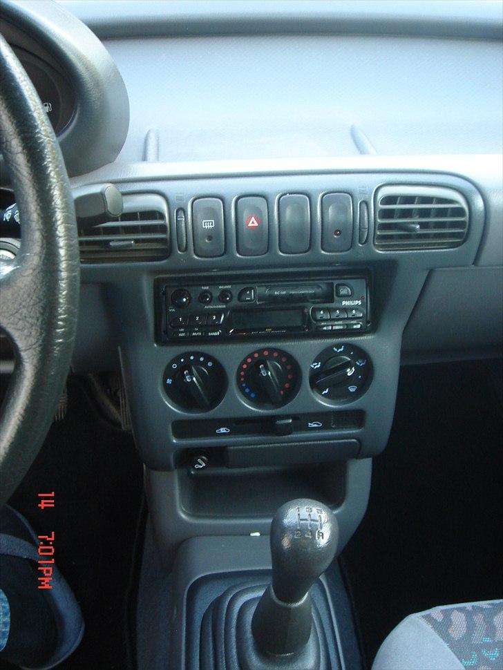 Nissan Micra - Her er lige et billede af den gamle radio, med kassettebåndafspiller, det er noget der rykker. billede 10