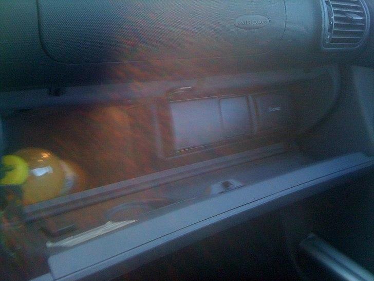 Seat Leon  - Ja, når den sidder der så er der jo ikke så meget handskerumsplads tilbage. billede 7