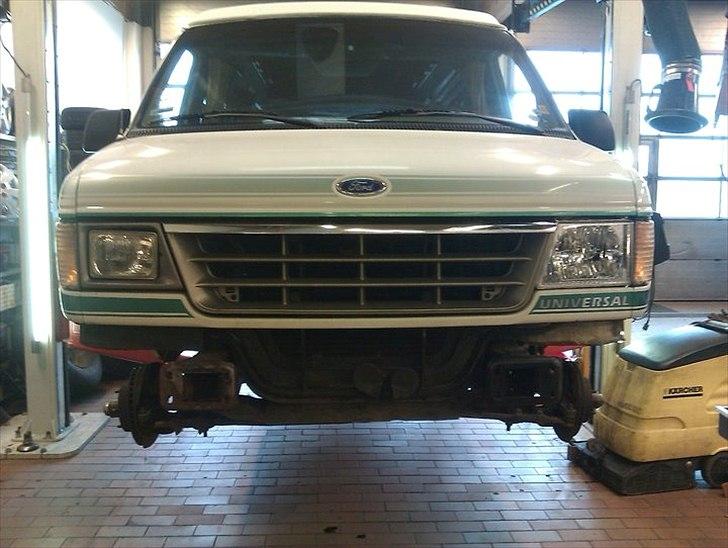 Ford Econoline - Gammel og ny forlygte billede 7