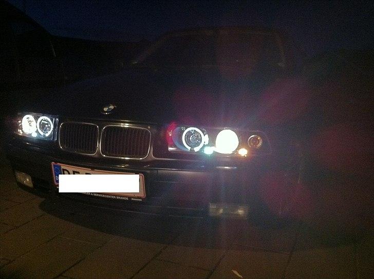 BMW 320i E36 - nye forlygter om aftenen "tændt" billede 1