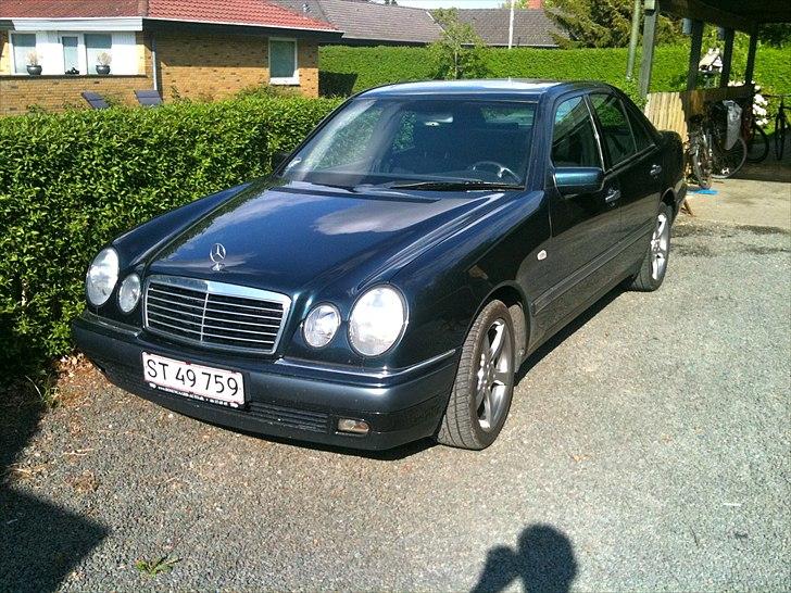 Mercedes Benz E 300 billede 1