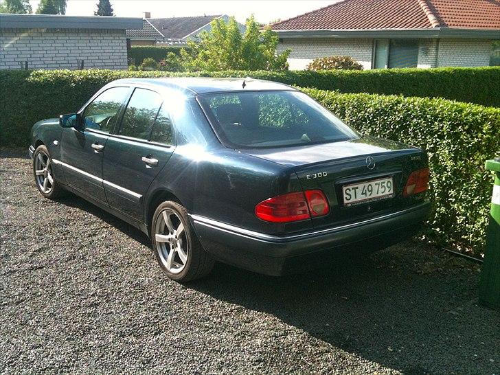 Mercedes Benz E 300 billede 2