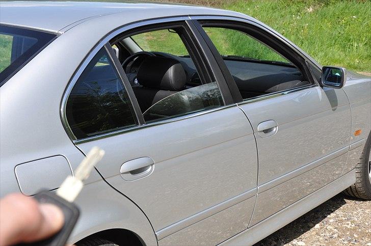 BMW E39 520i - Vinduerne kan rulles op og ned med nøglen. billede 19