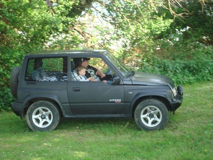 Suzuki vitara jlx 4x4 solgt - giver lige min dreng en tur rundt i haven, det syntes han er skide sjovt billede 2