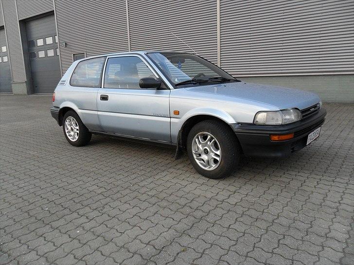 Toyota Corolla E90 billede 1