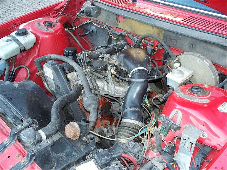 Volvo 240 - Maskinrummet. Før Solexen blev skrottet. (Den kørte OK, men lavede knuder en gang imellem) billede 5
