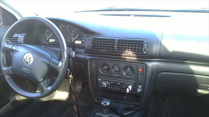 VW Passat 1,6 limo "SOLGT" billede 11