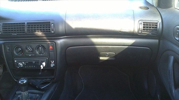 VW Passat 1,6 limo "SOLGT" billede 12