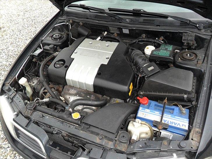 Mitsubishi Carisma 1,8 GDI Sedan - Ikke noget klinisk hospitalsbord, men bliver jo brugt til hverdag. billede 13