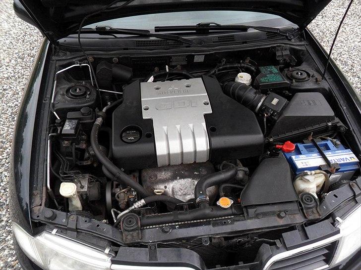 Mitsubishi Carisma 1,8 GDI Sedan - Ikke noget klinisk hospitalsbord, men bliver jo brugt til hverdag. billede 14