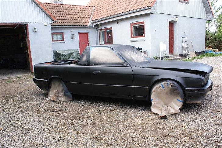 BMW 525i E34 Pick-up Solgt - En hurtig mat sort lakering og vi er klar til race billede 10