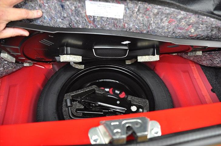 Toyota Toyota Aygo 1,0 Plus Silv - selv i en letvægter  
er det en reservehjul ► billede 9