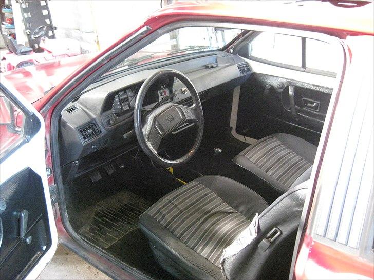 VW Polo Hit (skrottet) :( - Ja som kabinen står nu. Der kommer neon lys i rød ved føderne, og højtalere i siderne på dørene. billede 3