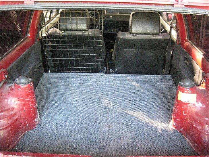 VW Polo Hit (skrottet) :( - Skal laves lidt om. Skal laves lidt hylder så jeg kan få min blå værktøjskasse med og skal have lavet nogle sider eller lign. til 6*9 højtalere. billede 5