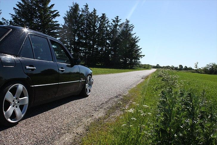 Mercedes Benz W124 300D Solgt - lillebror skulle lege med hans nye kamera.. billede 1