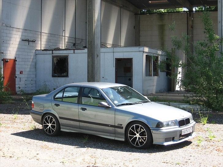 BMW E36 320i - M side lister monteret 4 uger efter jeg fik den billede 14