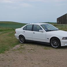 BMW E36 320i *White gangster*