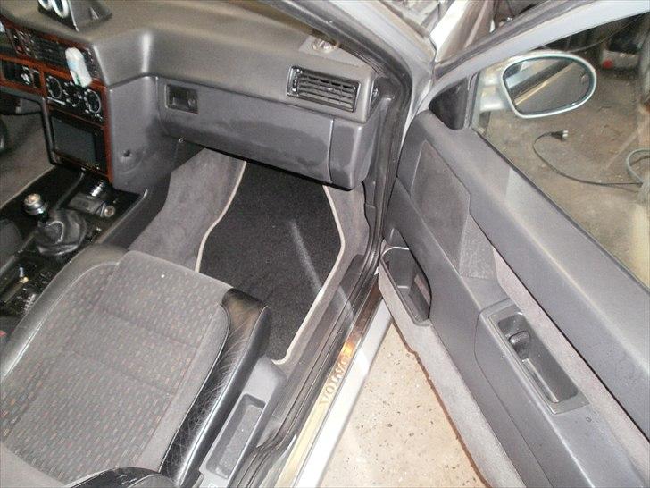 Volvo 855 t5 ,SOLGT - de nye bundmåtter med kantsyninger der matcher bilens hovedfarve :) dog lidt beskidt på billedet,da vi lige var hjemvendt fra dhb billede 19