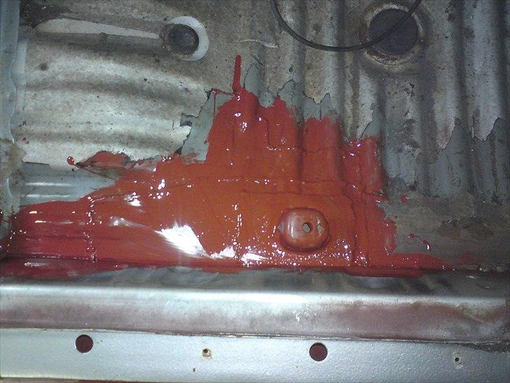 Toyota Starlet KP61 - Venstre bund. Der er kommet rigeligt med ny frisk plade i. billede 12