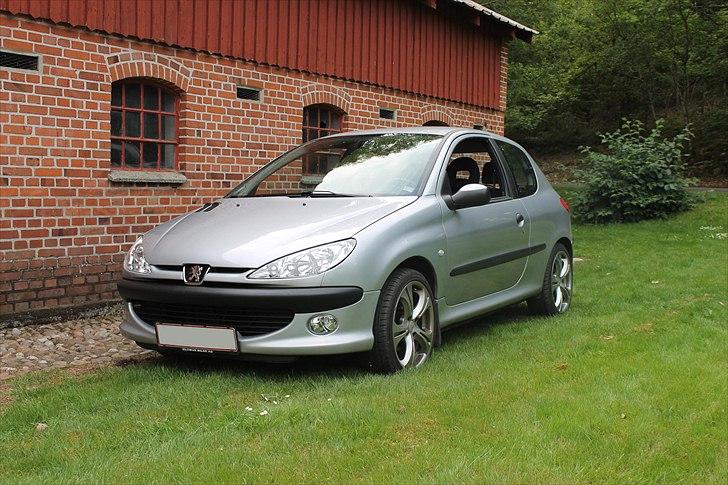 Peugeot 206 2.0 HDi XS - Taget ved Klosterlund Museum. billede 9