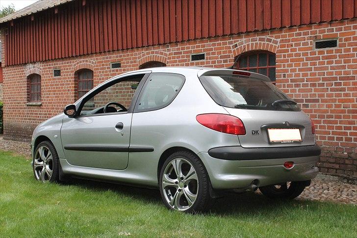 Peugeot 206 2.0 HDi XS - Taget ved Klosterlund Museum. billede 10