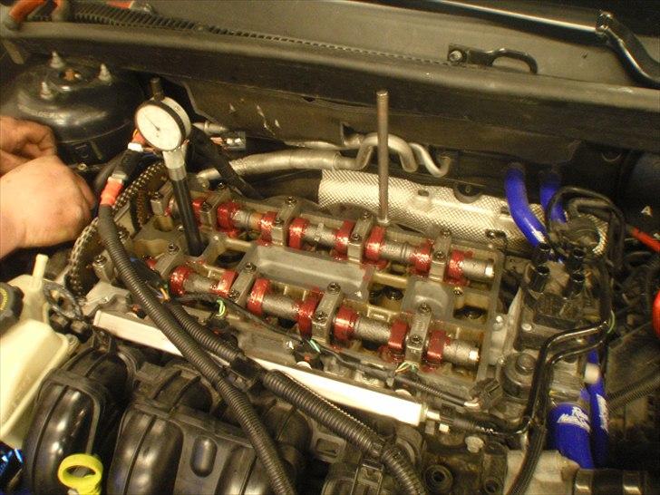 Ford Fiesta ST - Cam lube påført, og de sidste justeringer foretages inden udskiftning af plejlstangsbolte og efterfølgende opstart.  billede 19
