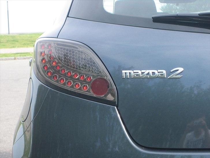 Mazda 2 Advance (solgt) - Mørktonet LED baglygte med lys i. billede 12