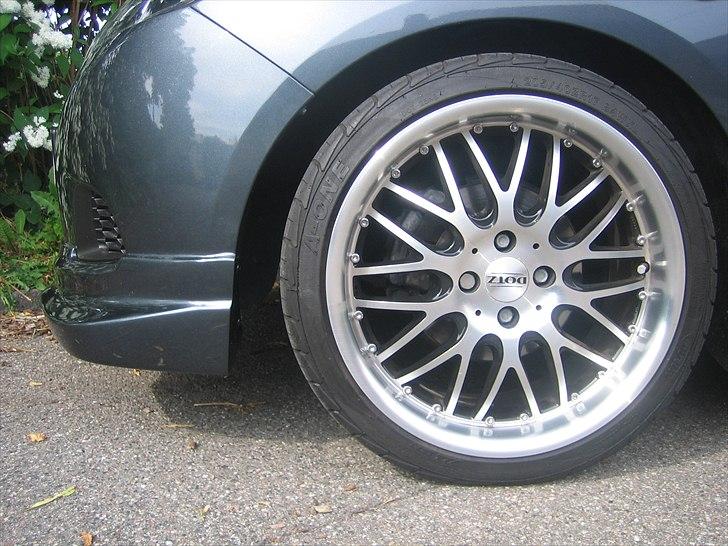 Mazda 2 Advance (solgt) - Forfælg og frontskørt, normalt runder det indad, men nu spidser det lidt udad. billede 4