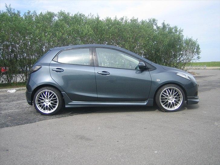 Mazda 2 Advance (solgt) - Sådan ser bilen ud fra siden med det nye kit på. billede 8