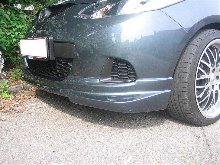 Mazda 2 Advance (solgt) - Der er ikke meget plads ned til jorden nu. billede 7