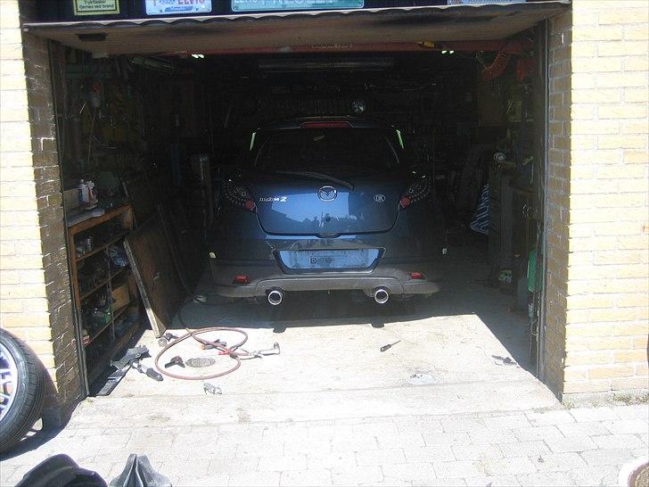 Mazda 2 Advance (solgt) - Stedet hvor ombygningen foregik. her er bagskørtet ved at komme på plads. billede 17