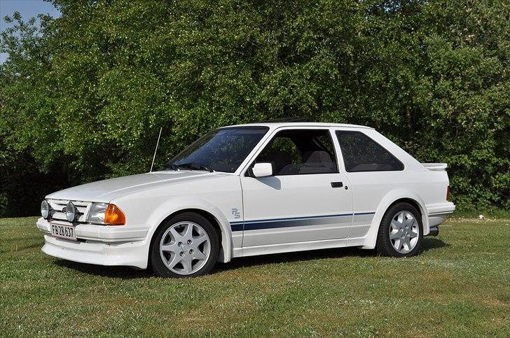 Ford escort rs turbo S1 - forden på græs billede 1